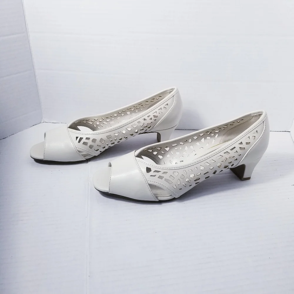 EASY STREET CREAMY WHITE HEELS SIZE 8.5 WIDE - Picture 6 of 15